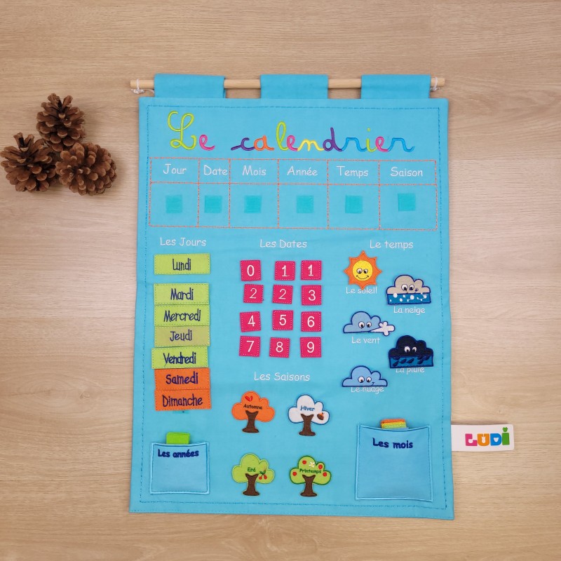 LUDI - Calendrier bleu pour enfant dès 3 ans. Panneau en tissu